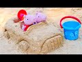 Свинка Пеппа и Джордж строят машину из песка - Игры в песочнице со Свинкой Пеппа на русском языке