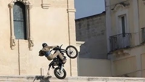 James Bond - No Time To Die: Bike jump onto square, Matera, Italy (new version)