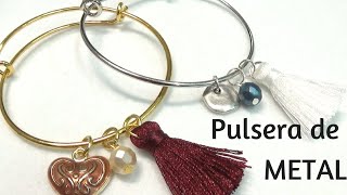 Pulsera de metal regulable con adornos. Colgantes, flecos y charms. DIY