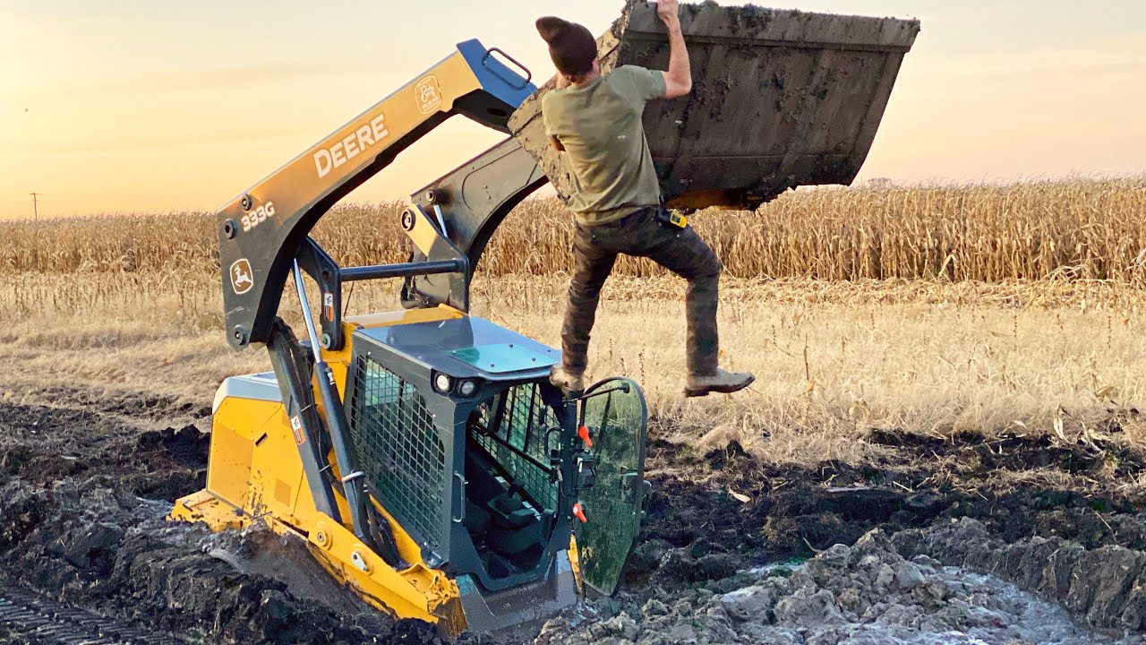 Taking my brand new Skidloader Mudding
