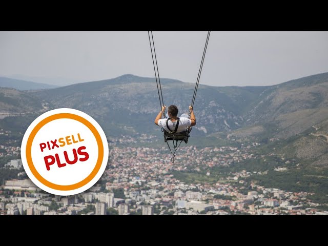 Najveća ljuljačka u BiH postavljena je iznad Mostara - YouTube