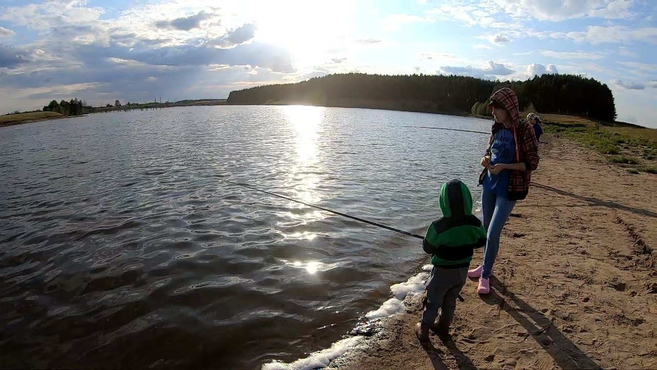 Семейная рыбалка ( На озере) - YouTube