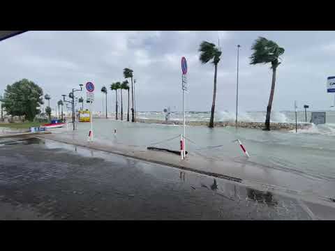 Maltempo, raffiche di vento e mareggiate in Salento. A Taranto chiusi i parchi