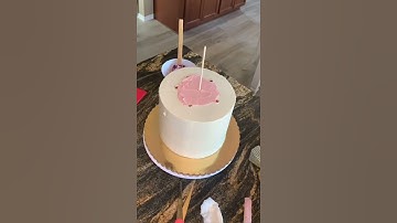 Stacking a buttercream cake