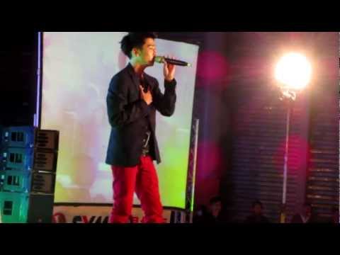 20121118實踐螢光馬卡龍演唱會 Bii  轉身之後