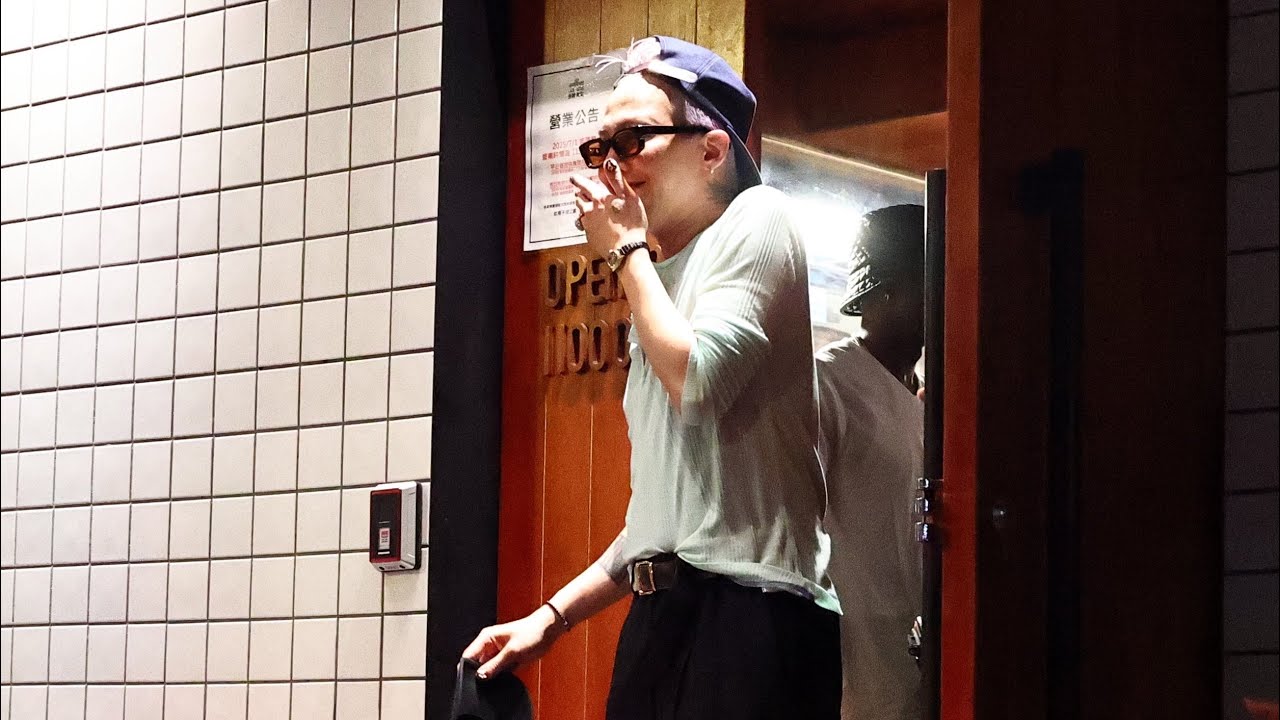 【直擊】GD吃完金豬食堂開門出來被嚇歪 手伸出窗連環送愛🫰🏻🤘🫴🏻