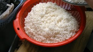 もちつき機で餅米(mochigome)を蒸す (steamed rice)