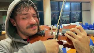 Esperantisto Benĝi – a man from Costa Rica plays the violin