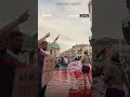 نشطاء بلجيكيون يصبغون بركة مياه باللون الأحمر في أثناء تظاهرهم في بروكسيل نشطاء بلجيكيون يصبغون بركة مياه باللون الأحمر في أثناء تظاهرهم في بروكسيل