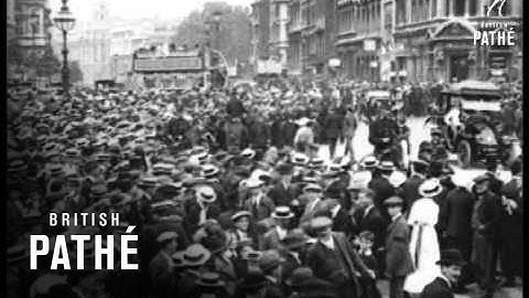 Crowds At Trafalgar Square And Stock Exchange (1914)