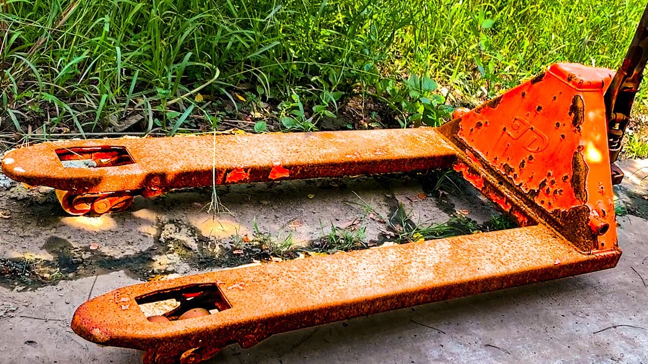 Genius Boy Completely Restores Forgotten Hand Pallet Truck // Restores Antique Hydraulic System