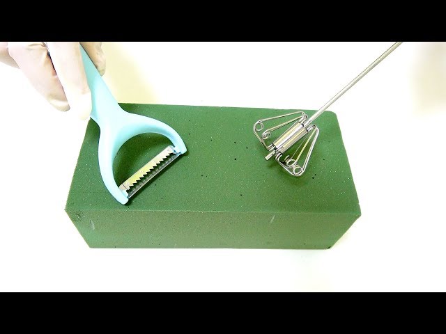 【ASMR】CRUSHING FLORAL FOAM USING COOKING TOOL/花用スポンジ(フローラルフォーム)をつぶす音フェチ