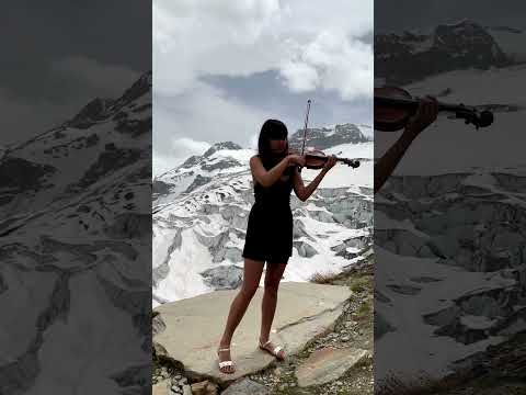 Девушка из Казахстана играет Абая на скрипке в Альпах | BaigeNews