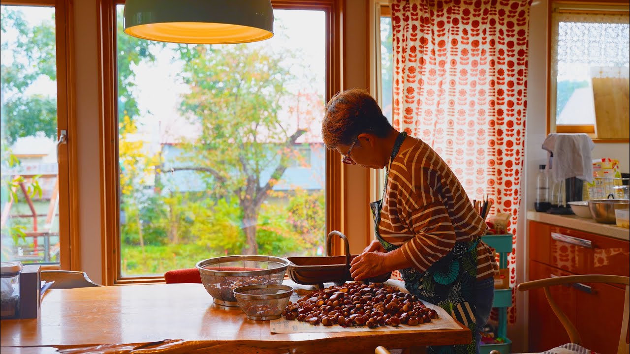 Осень становится глубже по мере приближения зимы в японской сельской местности