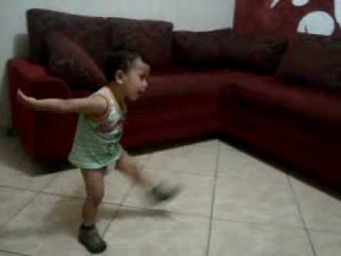 Bebe 1ano E 9 Meses Jogando Bola Youtube