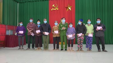 Công an huyện trao quà Tết cho hộ nghèo trên địa bàn Thị Trấn.