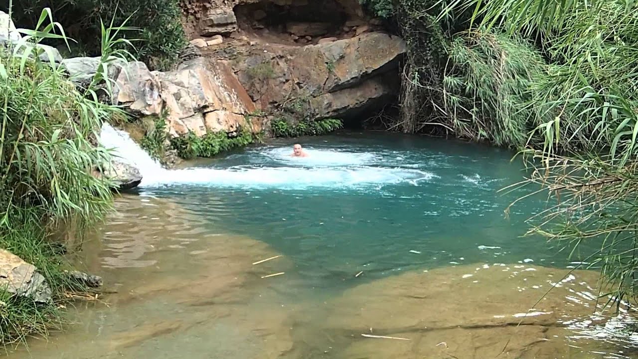 Antonio saltando en poza de carrica