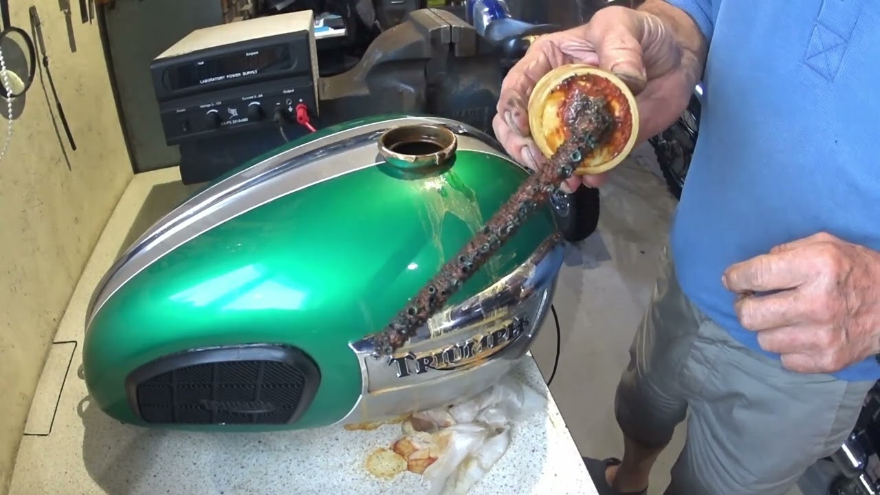Очистка топливного бака Triumph Daytona T100R 1969 года с помощью электролиза