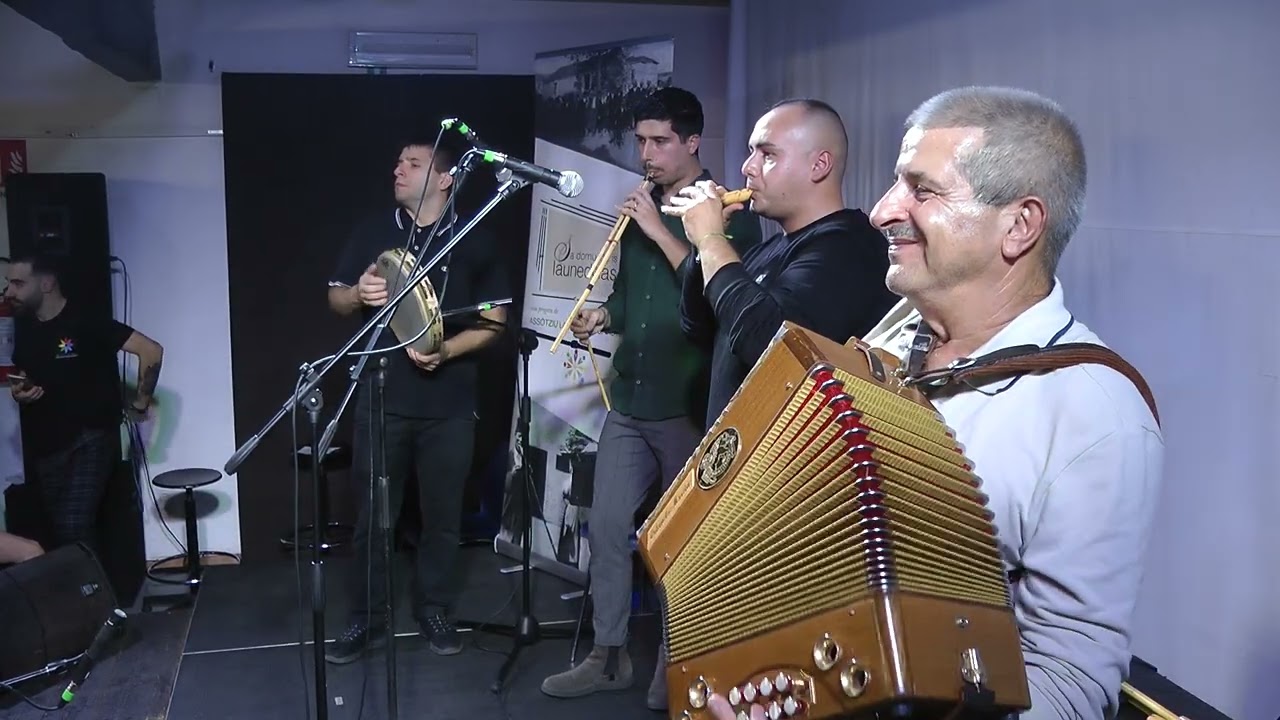 ==8^ edizione Sa Festa de is Launeddas==   (25)