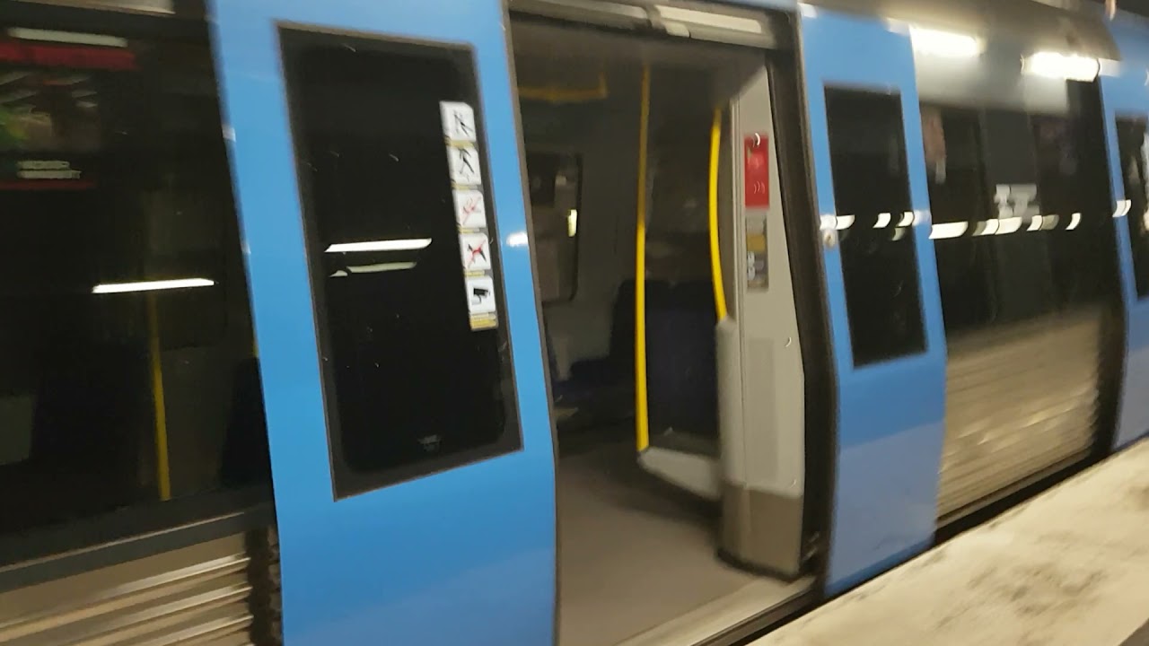 C20 Tunnelbana tas ur trafik vid 🔴 Axelsberg.