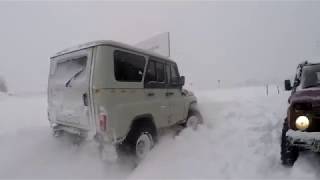 На бездорожье в Московский снегопад . Не проходимый маршрут. Мега УАЗ.
