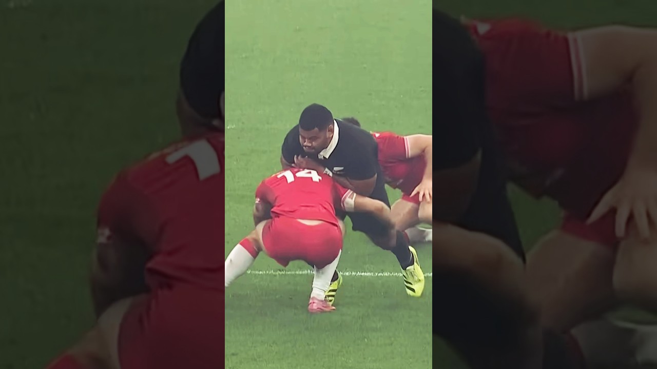 Samisoni Taukei’aho on the wing 😳.             