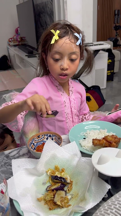 PERTAMA KALI LEIKA MAKAN SAMBEL‼️ KALIAN SUKA PEDES GAK? #leika #shorts #viral