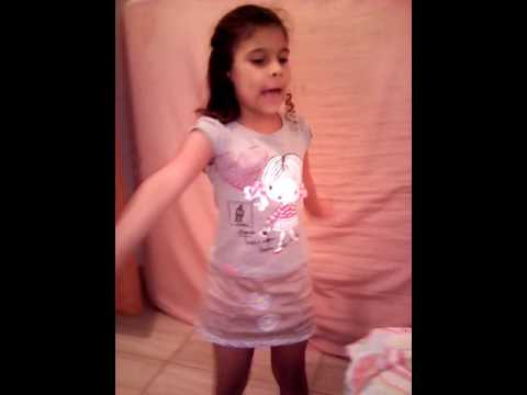 Menina de 5 anos dançando Anita