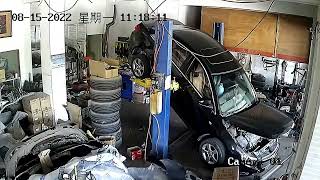 リフトアップしていた車が転落