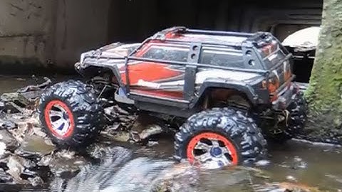 Traxxas Summit 3x4 (broken rear diff) Creek Crossing