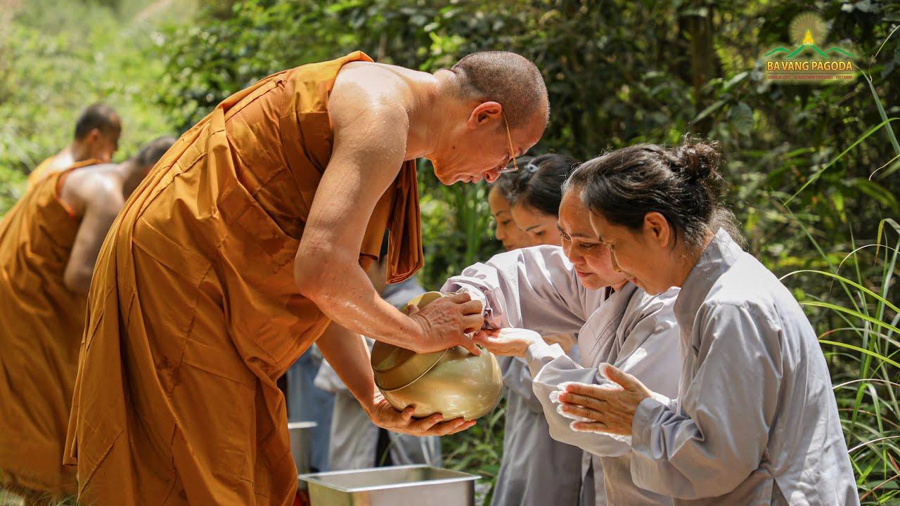 Forest almsgiving to Monks to pray for the country's peace and ...