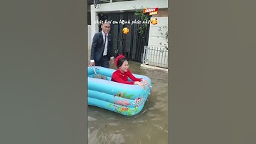 Đám cưới ngày mưa lũ, chú rể  dùng phao để rước dâu