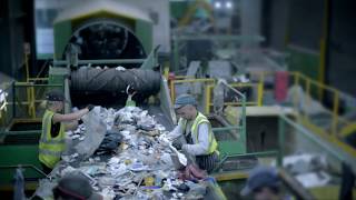 The UK&#39;s first AI waste sorting robot - Green Recycling