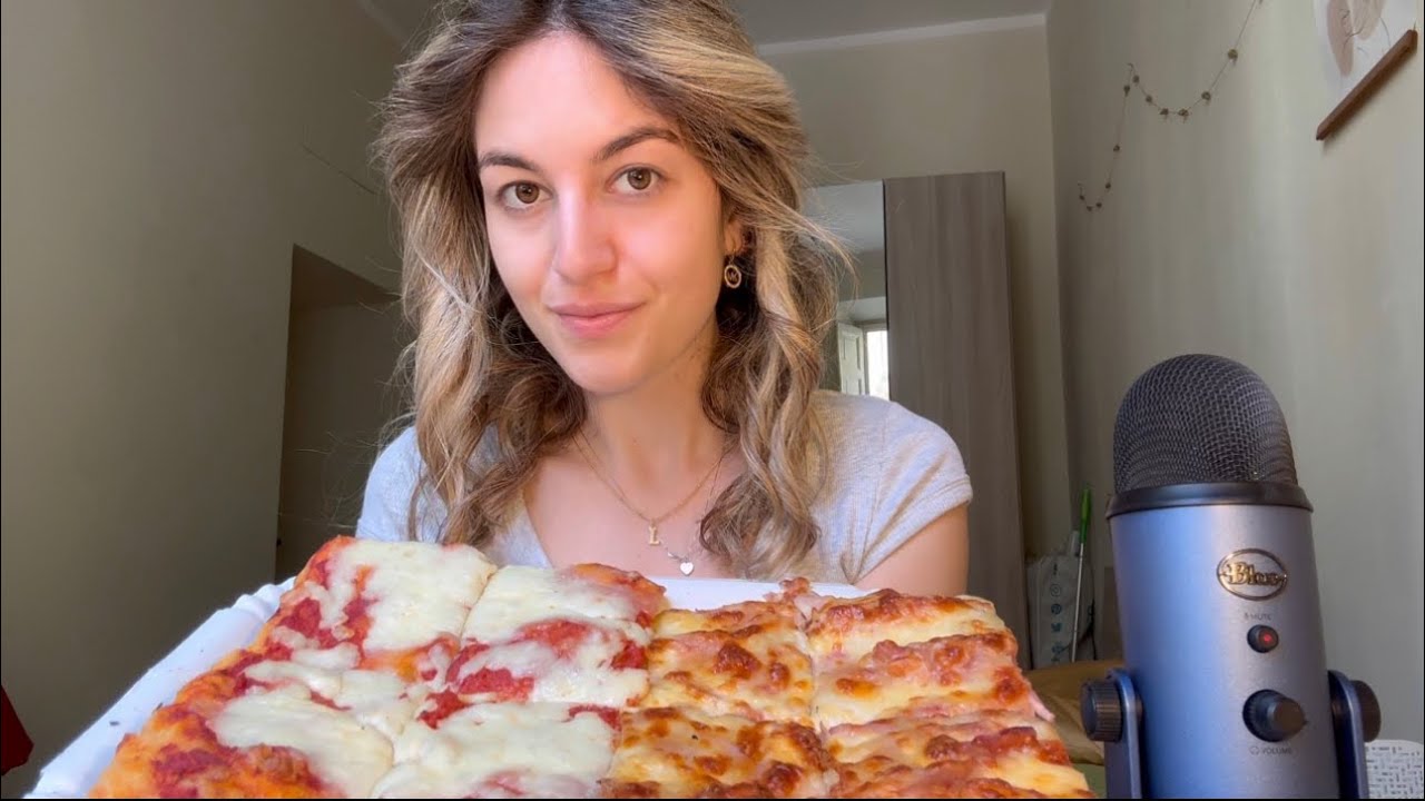 EATING PIZZA 🍕 muckbang (asmr ita)