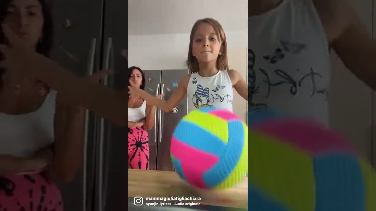 Mamma non vuole che gioco a palla dentro casa 😂😂 