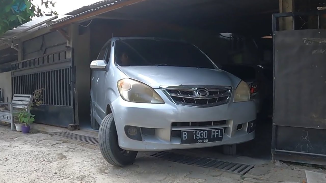 Cara parkir mundur di garasi sempit