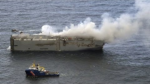 Ολλανδία: Παραμένει στις φλόγες το πλοίο - Γιατί φοβούνται τα ηλεκτρικά αυτοκίνητα