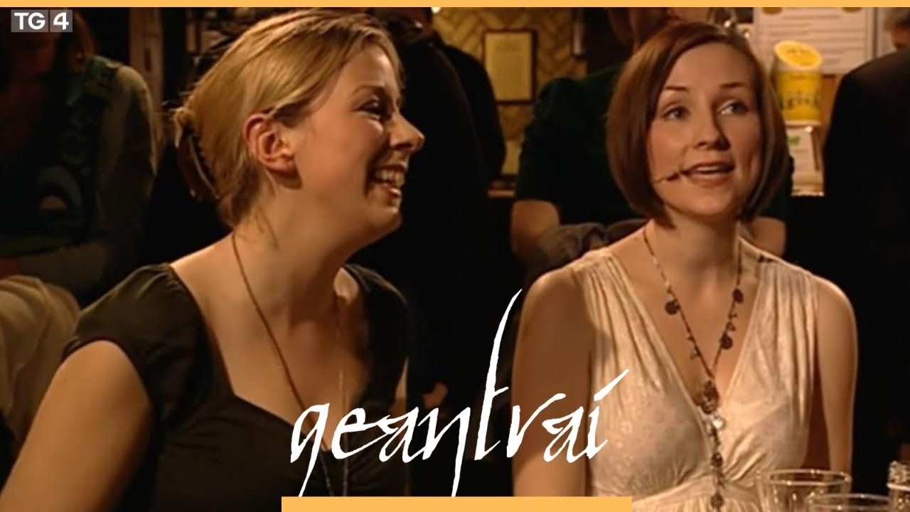 Julie Fowlis & Muireann Nic Amhlaoibh - Dá bhFaighfinn Mo Rogha de Thriúr Acu | Geantraí 2009 | TG4 Julie Fowlis & Muireann Nic Amhlaoibh - Dá bhFaighfinn Mo Rogha de Thriúr Acu | Geantraí 2009 | TG4