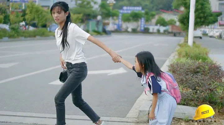 Mother took her daughter across the road, her daughter did not want to follow - 天天要聞