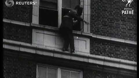 Amerikaanse uitvinder demonstreert draagbare brandtrap (1947)