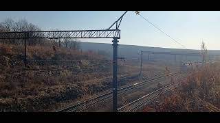 Электровоз 4ЭС5К-070 &quot;Ермак&quot; с грузовым поездом выходит из кривой,следуя по Транссибу морозным утром