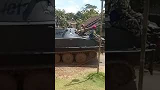 Detik-Detik Tank Tni Melintas Jalan Kampung Pulang Dari Pantai