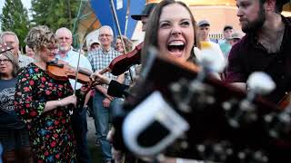 Video voorbeeld van "Fire on the Mountain - Bluegrass Jam led by Sierra Hull & Po' Ramblin' Boys"