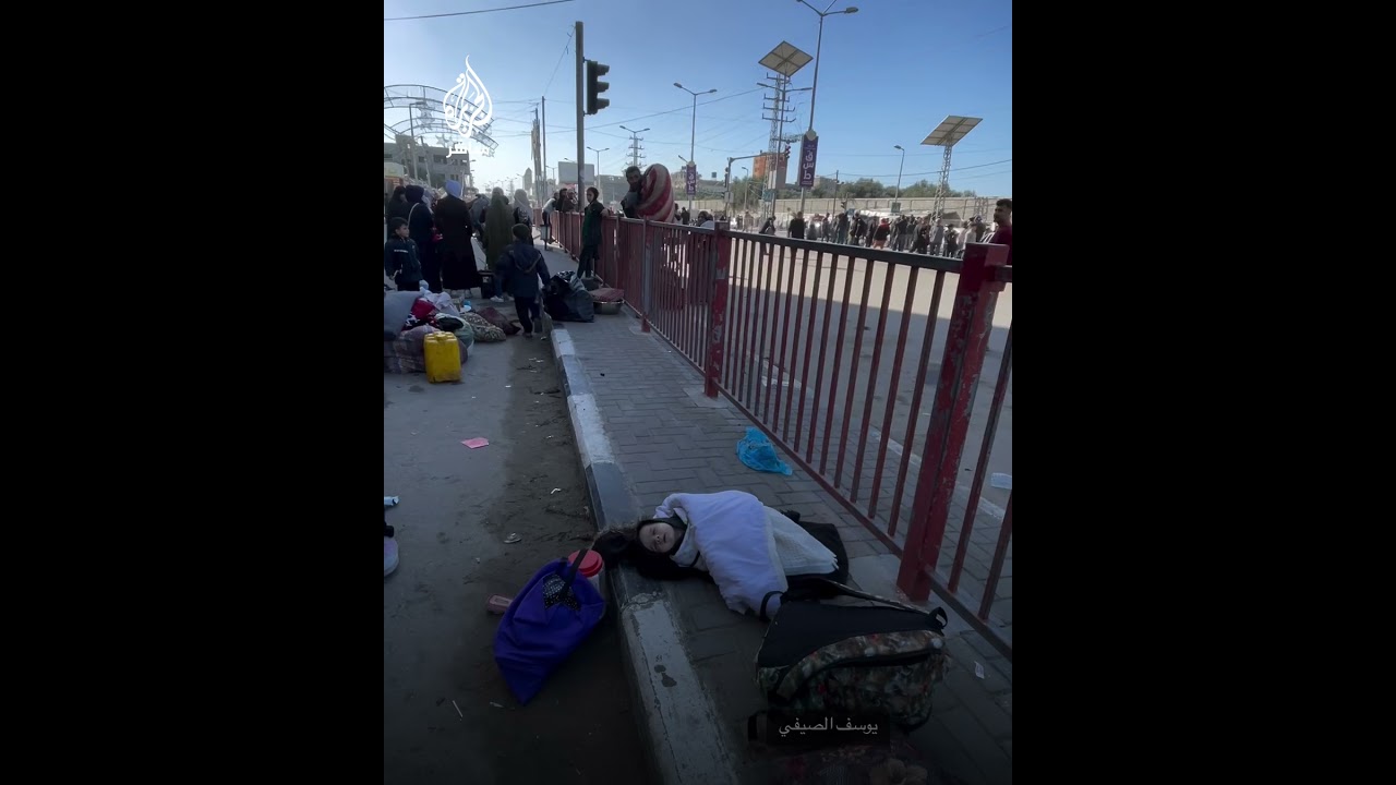 رضيع فلسطيني ينام على الرصيف خلال نزوح عائلته