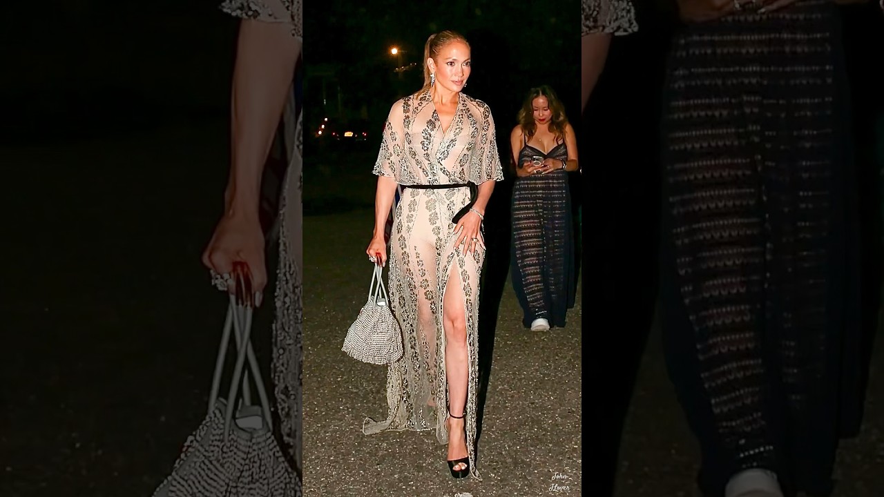 Jennifer Lopez Takes Selfies With Fans 