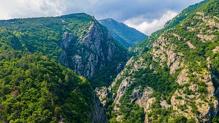 видео: Виж скалите извисяващи се над Стара река, над Карлово/See the rocks towering above Stara reka, above картинка: Виж скалите извисяващи се над Стара река, над Карлово/See the rocks towering above Stara reka, above