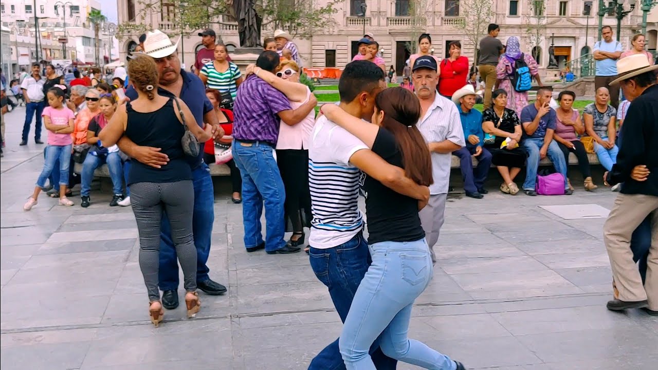 Idaly y Mario bailando en la plaza de armas