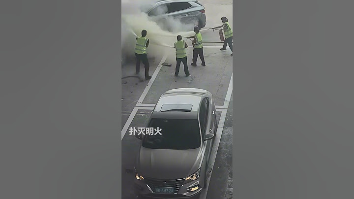 车辆冲进加油站碰撞起火，加油站工作人员第一时间配合灭火救人。｜中国大陆　江西　交通事故　消防员　#shorts