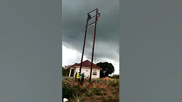 Mafundi Tanesco Jinsi Wanavyopanda Juu Ya Nguzo 