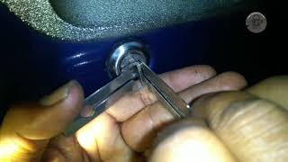 Membuka Pintu Mobil Yang Kuncinya Tertinggal DI Dalam